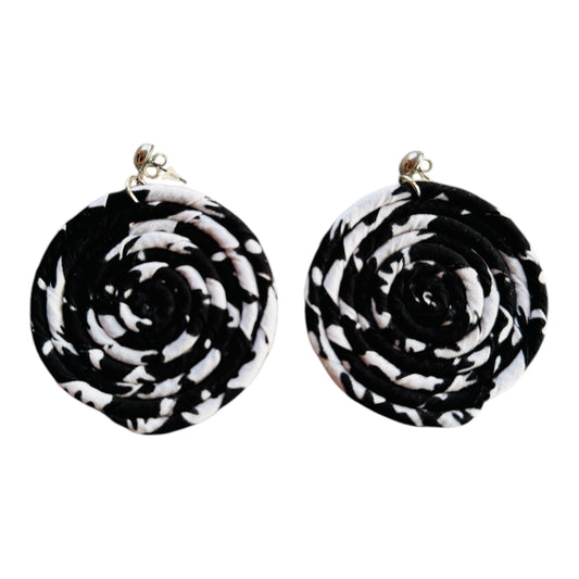 Swirl earrings black & white
