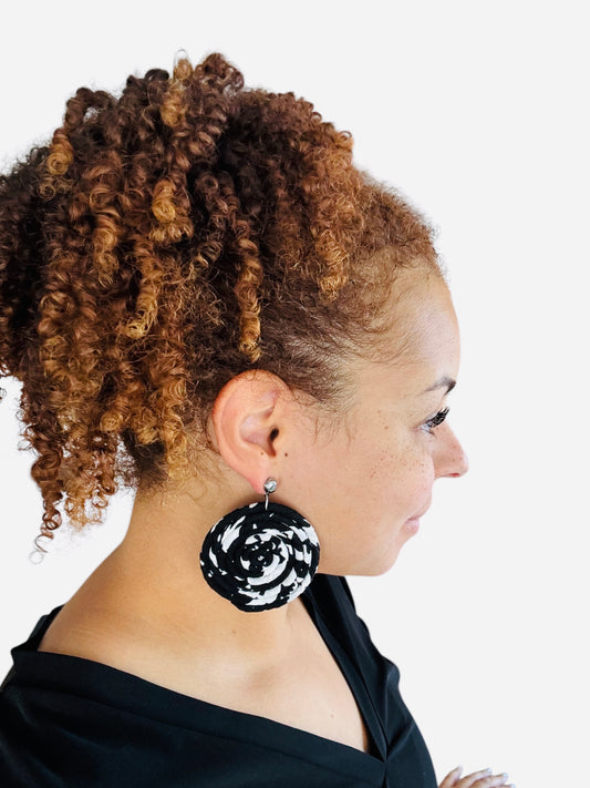 Swirl earrings black & white